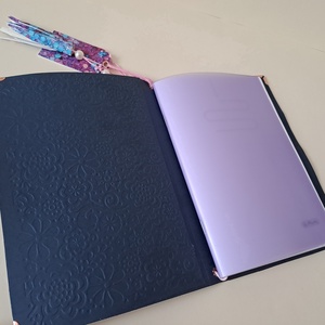 Dizájnos műbőr magenta és türkiz glitteres- mintával  Füzettartó - otthon & életmód - papír, írószer - jegyzetfüzet & napló - Meska.hu