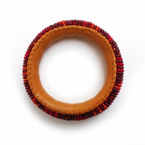 Piros, narancs, bordó - pillekönnyű guriga karkötő, gyöngyből, filcből és bőrből - ékszer - karkötő - karperec - Meska.hu