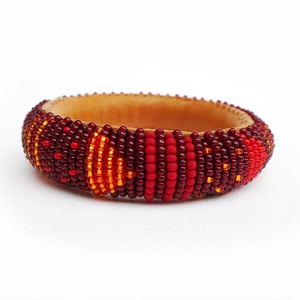 Piros, narancs, bordó - pillekönnyű guriga karkötő, gyöngyből, filcből és bőrből - ékszer - karkötő - karperec - Meska.hu