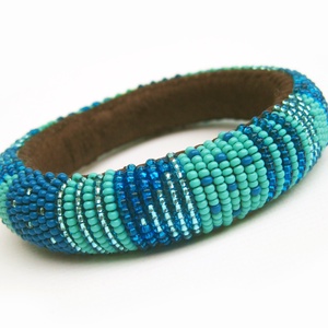 Türkizkék - pillekönnyű guriga karkötő gyöngyből, filcből és bőrből - Meska.hu