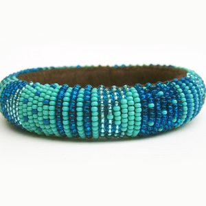 Türkizkék - pillekönnyű guriga karkötő gyöngyből, filcből és bőrből - ékszer - karkötő - gyöngyös karkötő - Meska.hu