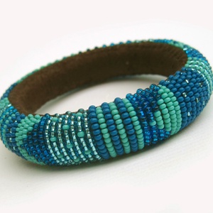 Türkizkék - pillekönnyű guriga karkötő gyöngyből, filcből és bőrből - ékszer - karkötő - gyöngyös karkötő - Meska.hu