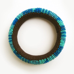 Türkizkék - pillekönnyű guriga karkötő gyöngyből, filcből és bőrből - ékszer - karkötő - gyöngyös karkötő - Meska.hu