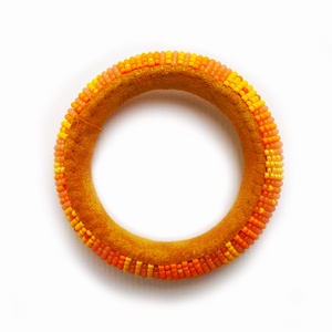 Napsárga - nyáridéző, nőies, pillekönnyű guriga karkötő gyöngyből, filcből és bőrből - ékszer - karkötő - gyöngyös karkötő - Meska.hu