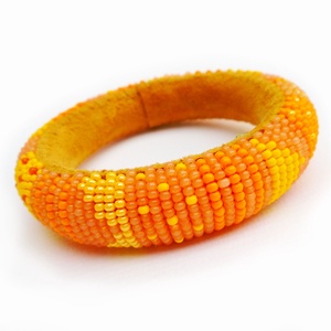 Napsárga - nyáridéző, nőies, pillekönnyű guriga karkötő gyöngyből, filcből és bőrből - ékszer - karkötő - gyöngyös karkötő - Meska.hu