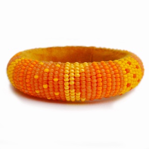 Napsárga - nyáridéző, nőies, pillekönnyű guriga karkötő gyöngyből, filcből és bőrből - ékszer - karkötő - gyöngyös karkötő - Meska.hu