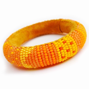 Napsárga - nyáridéző, nőies, pillekönnyű guriga karkötő gyöngyből, filcből és bőrből - Meska.hu