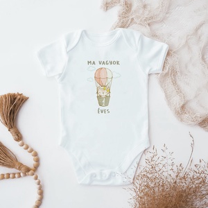 Ma vagyok 1 éves, feliratos, ballonos születésnapi baba body, baba köszöntő, kislánynak - ruha & divat - babaruha & gyerekruha - body - Meska.hu