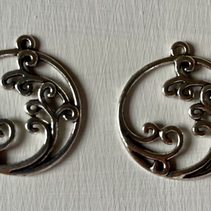 Kiárusítás, tibeti ezüst színű kör alakú, fém medál  - kellékek & szerszámok - ékszerkellék - charmok - Meska.hu