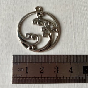 Kiárusítás, tibeti ezüst színű kör alakú, fém medál  - kellékek & szerszámok - ékszerkellék - charmok - Meska.hu