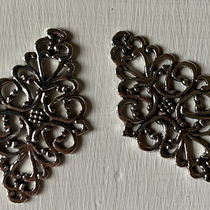 Kiárusítás, tibeti ezüst színű rombusz alakú, fém medál  - kellékek & szerszámok - ékszerkellék - charmok - Meska.hu