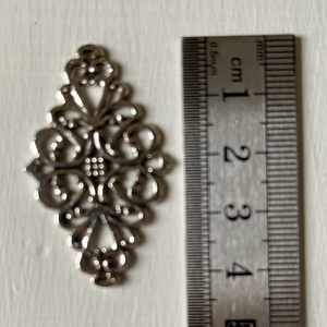 Kiárusítás, tibeti ezüst színű rombusz alakú, fém medál  - kellékek & szerszámok - ékszerkellék - charmok - Meska.hu