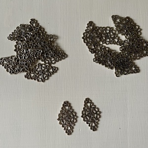 Kiárusítás, tibeti ezüst színű rombusz alakú, fém medál  - kellékek & szerszámok - ékszerkellék - charmok - Meska.hu