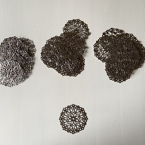 Kiárusítás, ezüst színű hópehely, fém medál  - kellékek & szerszámok - ékszerkellék - charmok - Meska.hu