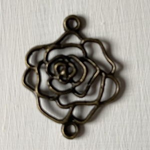 Kiárusítás, réz színű rózsa alakú, fém medál  - Meska.hu