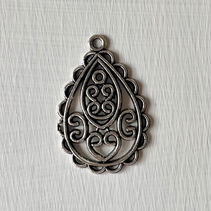 Kiárusítás, tibeti ezüst színű csepp alakú, fém medál , Kellékek & szerszámok, Ékszerkellék, Charmok, Ékszerkészítés, MESKA