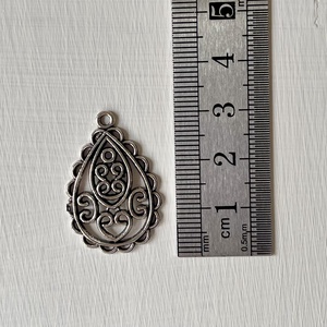 Kiárusítás, tibeti ezüst színű csepp alakú, fém medál  - kellékek & szerszámok - ékszerkellék - charmok - Meska.hu