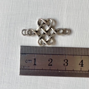 Kiárusítás, tibeti ezüst színű keltacsomó  alakú, fém medál  - kellékek & szerszámok - ékszerkellék - charmok - Meska.hu