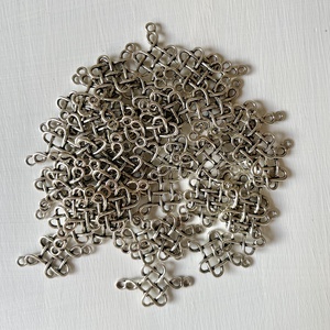 Kiárusítás, tibeti ezüst színű keltacsomó  alakú, fém medál  - kellékek & szerszámok - ékszerkellék - charmok - Meska.hu