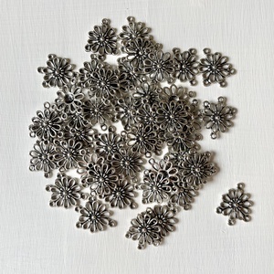 Kiárusítás, tibeti ezüst színű virág alakú, fém medál  - kellékek & szerszámok - ékszerkellék - charmok - Meska.hu