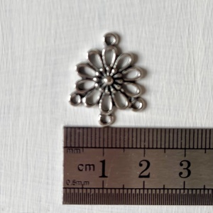 Kiárusítás, tibeti ezüst színű virág alakú, fém medál  - kellékek & szerszámok - ékszerkellék - charmok - Meska.hu