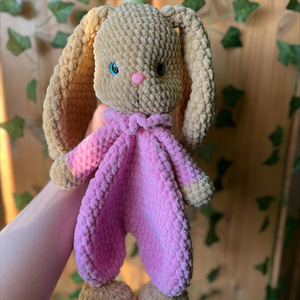 Horgolt plüss nyuszi szundipajti, Játék & Sport, Plüssállat & Játékfigura, Nyuszi, Horgolás, MESKA