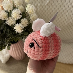 Horgolt méhecske( barack-korall) - játék & sport - plüssállat & játékfigura - más figura - Meska.hu