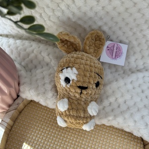 Horgolt kisnyuszi( zsemle-törtfehér), Játék & Sport, Plüssállat & Játékfigura, Nyuszi, Horgolás, Varrás, MESKA