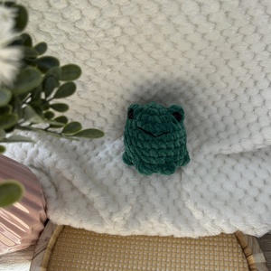 Horgolt béka (sötétzöld), Játék & Sport, Plüssállat & Játékfigura, Béka, Horgolás, Varrás, MESKA