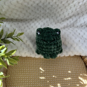 Horgolt béka (sötétzöld), Játék & Sport, Plüssállat & Játékfigura, Béka, Horgolás, Varrás, MESKA