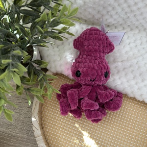 Horgolt tintahal (ciklámen), Játék & Sport, Plüssállat & Játékfigura, Más figura, Horgolás, Varrás, MESKA