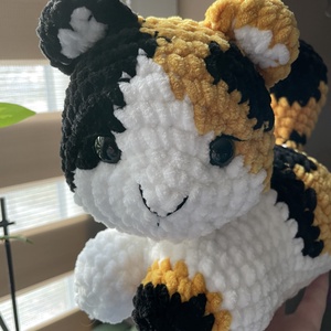 Horgolt plüss kalikó cica - játék & sport - plüssállat & játékfigura - cica - Meska.hu