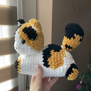 Horgolt plüss kalikó cica - játék & sport - plüssállat & játékfigura - cica - Meska.hu