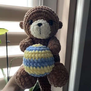 Horgolt plüss vidra vízilabdával - Meska.hu