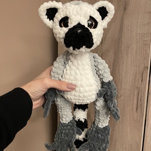 Horgolt plüss gyűrűsfarkú majom - Meska.hu