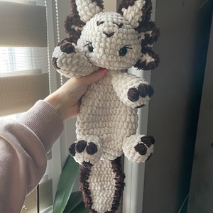 Horgolt plüss cicaxolotl szundipajtás, Játék & Sport, Plüssállat & Játékfigura, Cica, Horgolás, Varrás, MESKA