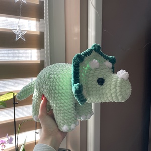 Horgolt plüss triceratopsz dínó - Meska.hu