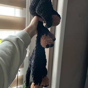 Horgolt plüss tacskó szundipajtás - játék & sport - plüssállat & játékfigura - kutya - Meska.hu