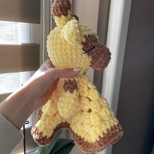 Horgolt plüss zsiráf szundikendő - játék & sport - plüssállat & játékfigura - zsiráf - Meska.hu