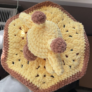 Horgolt plüss zsiráf szundikendő - játék & sport - plüssállat & játékfigura - zsiráf - Meska.hu