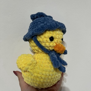 Horgolt csibe áfonya kalapban  - játék & sport - plüssállat & játékfigura - más figura - Meska.hu