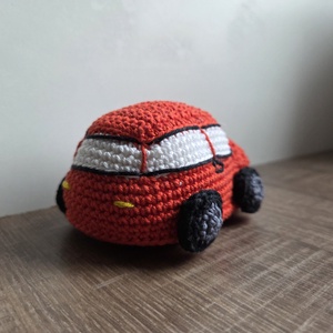 Kis piros horgolt autó - játék & sport - plüssállat & játékfigura - más figura - Meska.hu