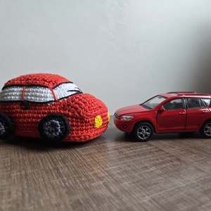 Kis piros horgolt autó - játék & sport - plüssállat & játékfigura - más figura - Meska.hu