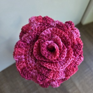 Rózsaszín örök horgolt rózsa - otthon & életmód - virágdekoráció - virágdíszek - asztali virágdísz - Meska.hu