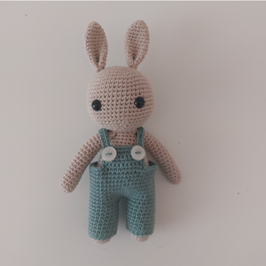 Horgolt nyuszi, kantáros nadrággal (004), Játék & Sport, Plüssállat & Játékfigura, Nyuszi, Horgolás, MESKA