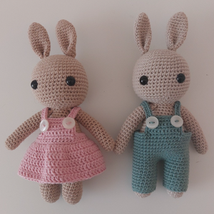 Horgolt nyuszi, kantáros szoknyával (003) - játék & sport - plüssállat & játékfigura - nyuszi - Meska.hu