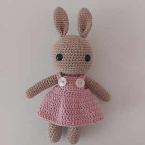 Horgolt nyuszi, kantáros szoknyával (003), Játék & Sport, Plüssállat & Játékfigura, Nyuszi, Horgolás, MESKA