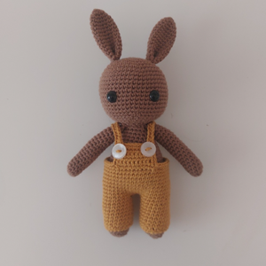 Horgolt nyuszi, kantáros nadrággal (001), Játék & Sport, Plüssállat & Játékfigura, Nyuszi, Horgolás, MESKA