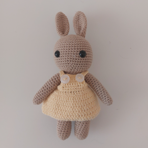 Horgolt nyuszi, kantáros szoknyával (002), Játék & Sport, Plüssállat & Játékfigura, Nyuszi, Horgolás, MESKA