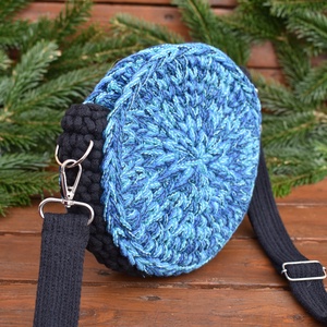 Horgolt táska - kerek - fekete, kék - táska & tok - kézitáska & válltáska - válltáska - Meska.hu